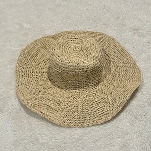 NWT floppy hat perfect for spring and summer styles.